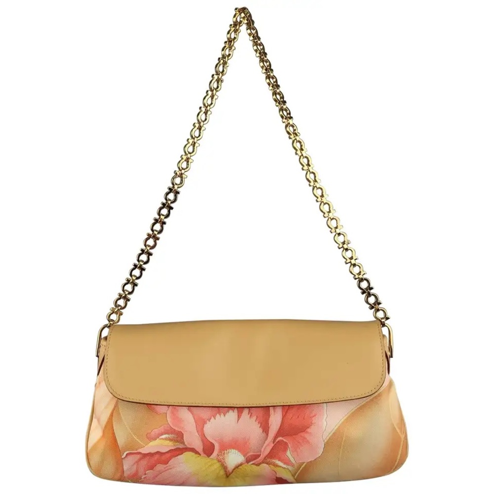 Gancini chain. Lightweight and versatile purse.
